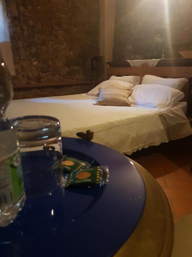 Helga'S House- Una Finestra Sul Borgo Ambra Bagian luar foto