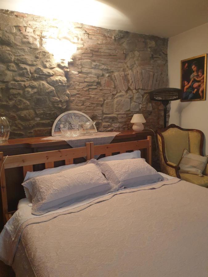 Helga'S House- Una Finestra Sul Borgo Ambra Bagian luar foto