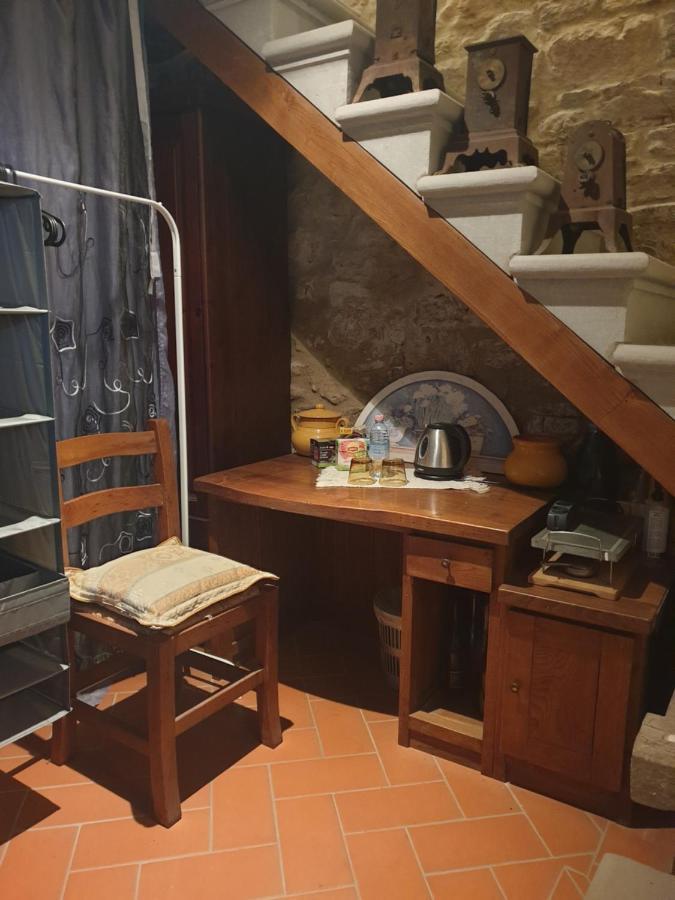 Helga'S House- Una Finestra Sul Borgo Ambra Bagian luar foto