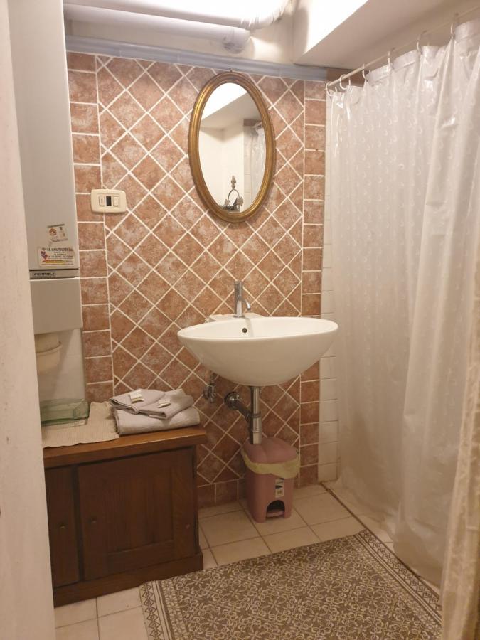Helga'S House- Una Finestra Sul Borgo Ambra Bagian luar foto