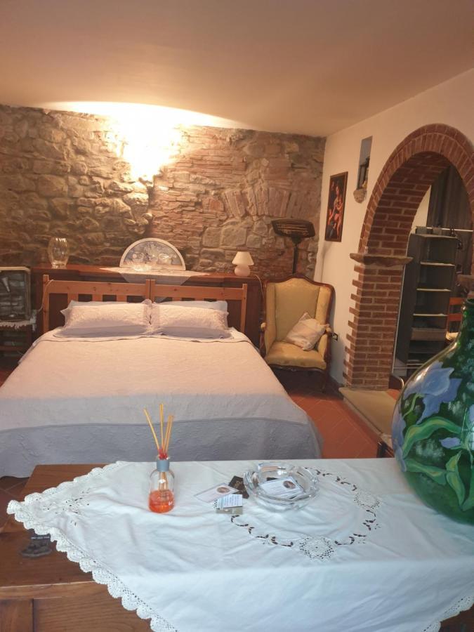 Helga'S House- Una Finestra Sul Borgo Ambra Bagian luar foto