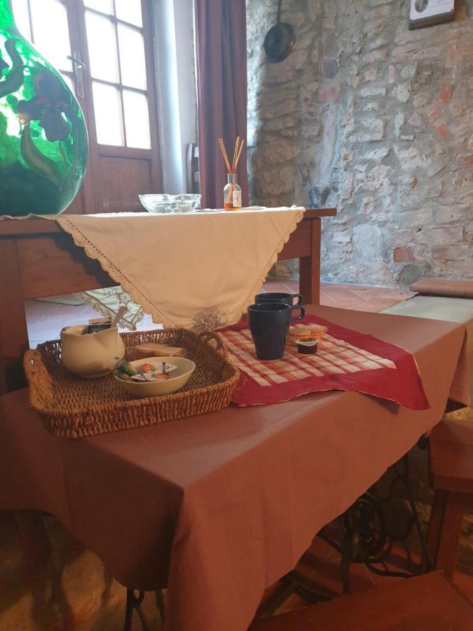 Helga'S House- Una Finestra Sul Borgo Ambra Bagian luar foto