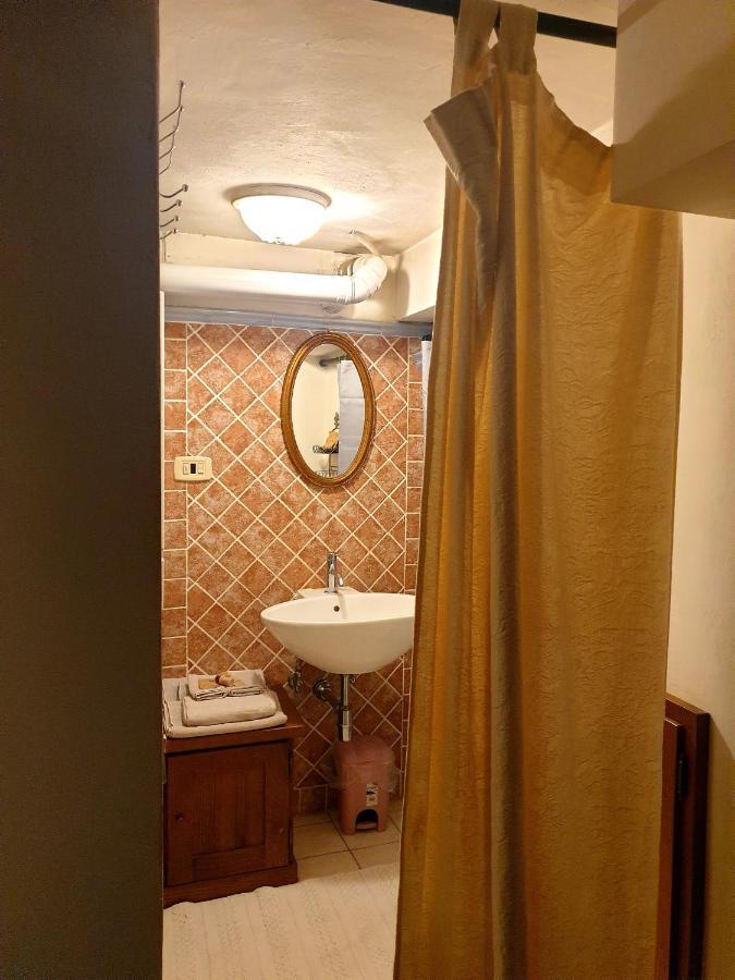 Helga'S House- Una Finestra Sul Borgo Ambra Bagian luar foto