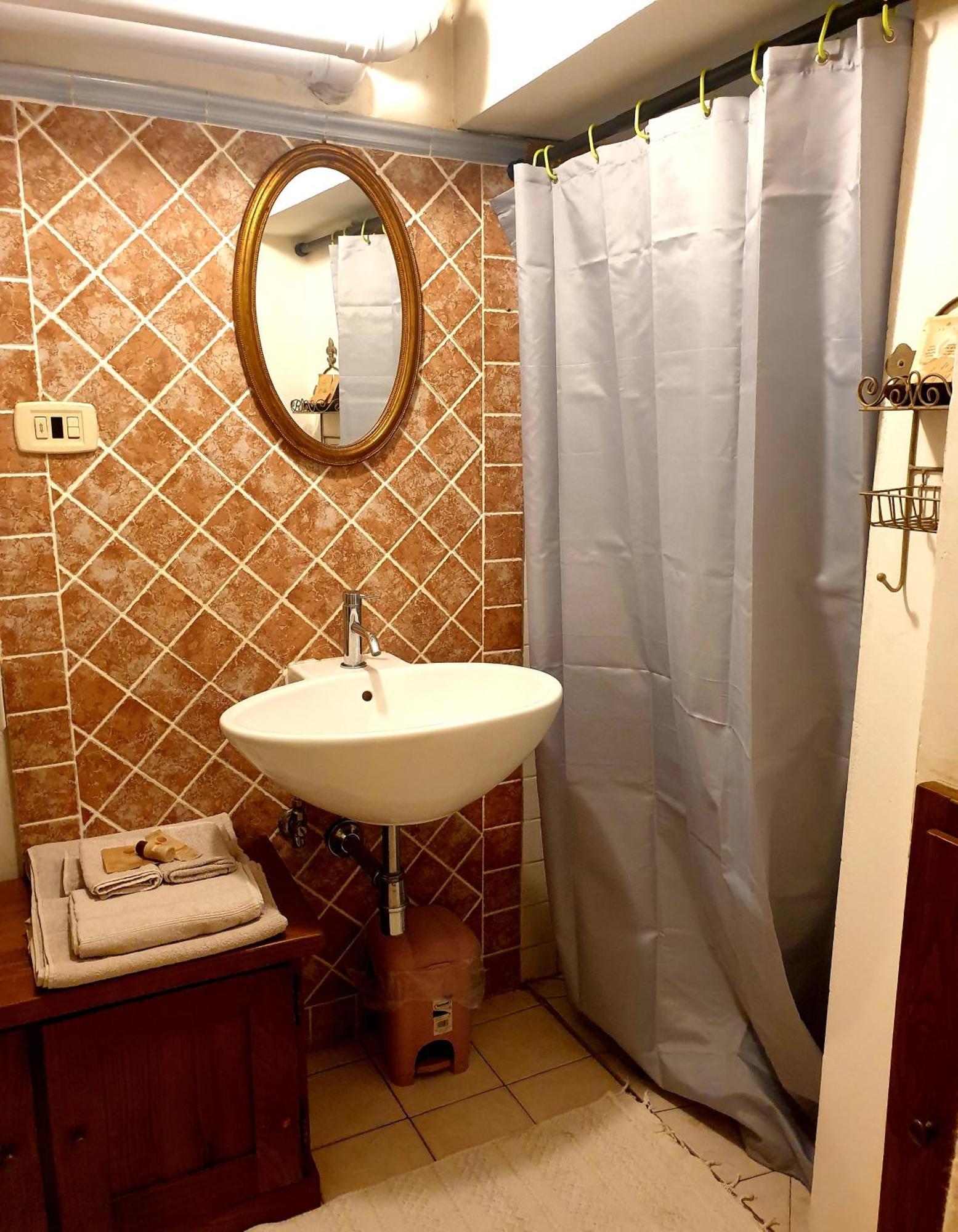 Helga'S House- Una Finestra Sul Borgo Ambra Ruang foto